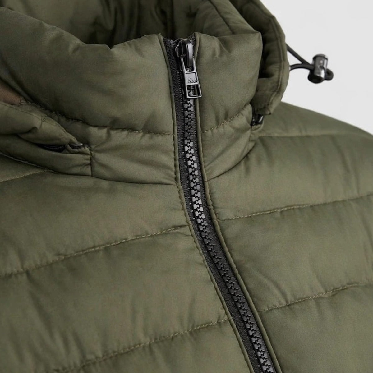 Vellor Hooded Puffer Olive, zip and fabric detail