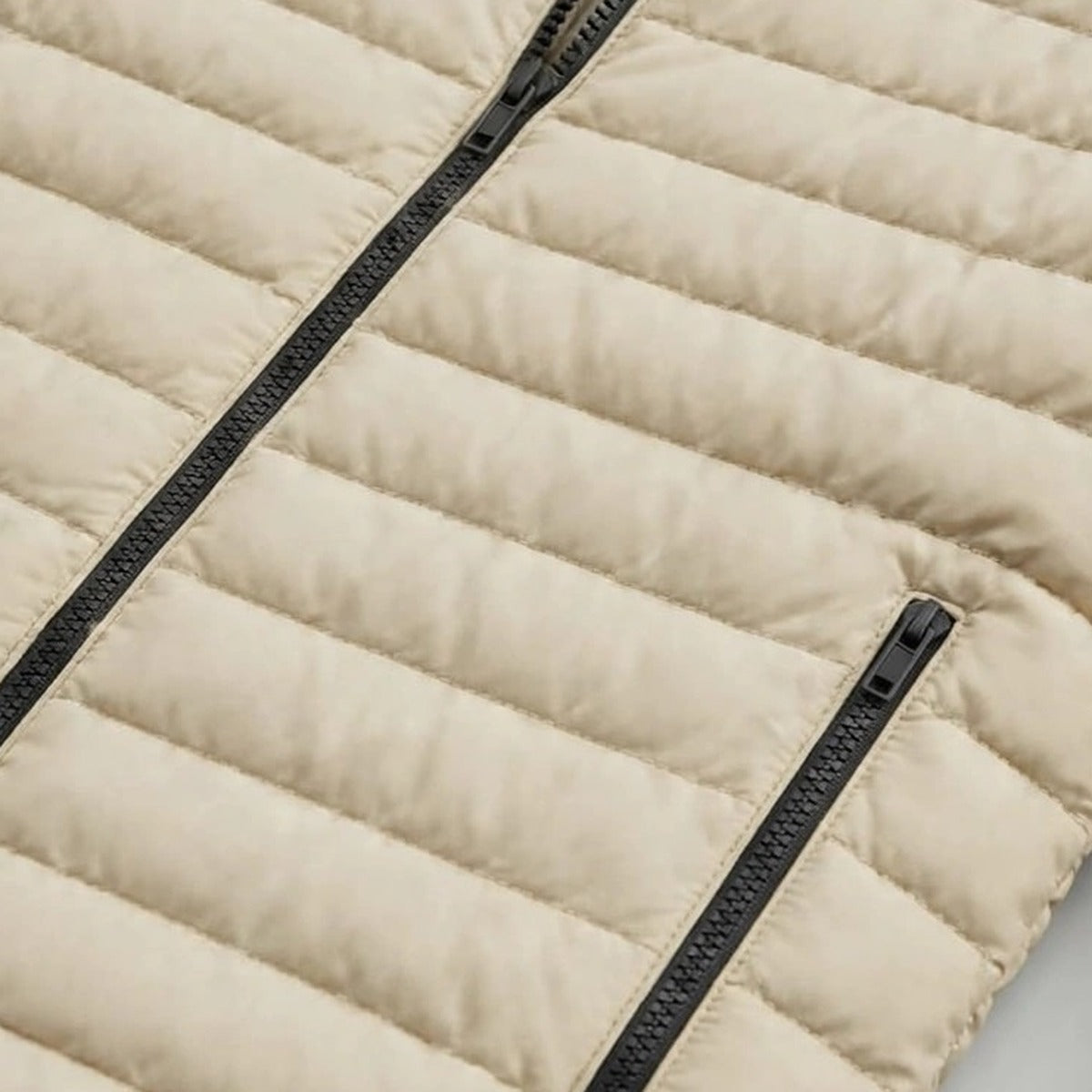 Vellor Lightweight Puffer Beige, zip and fabric detail